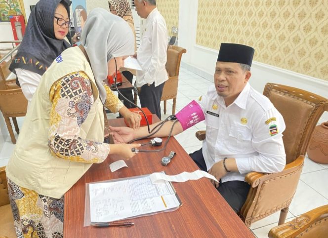 
					Pimpinan dan Anggota DPRD serta Pegawai Sekretariat DPRD Purwakarta Rutin Laksanakan MCU