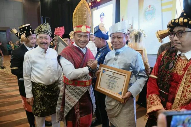 
					Hadiri Pembukaan Musrembang RKPD Tahun 2025, Waris Tholib Terima Piagam Penghargaan Atas Capaian Kota Tanjungbalai Terbaik se-Sumatera Utara
