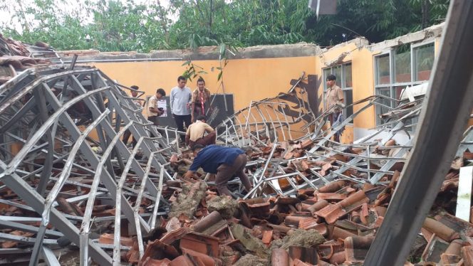 
					Atap Gedung Sekolah SMA Negeri 1 Ciampea Ambruk, Sejumlah Pelajar Alami Luka luka Hingga Dilarikan ke RSUD Leuwiliang