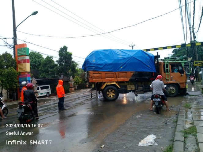
					Dibantu Warga, Petugas Dishub Putar Balik Truk Tambang yang Melanggar Aturan