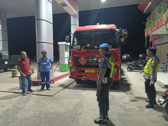 Polres Muara Enim dan Polsek Jajaran Melakukan Monitoring dan Himbauan di Sejumlah SPBU di Kabupaten Muara Enim