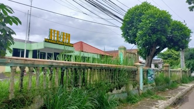 Terkesan Tak Terurus, Kantor ATR BPN di Leuwiliang Dipenuhi Rumput Liar