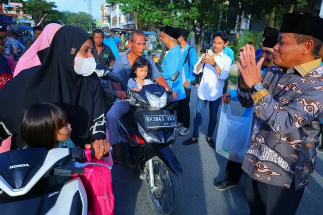 
					Waris Tholib Bagi bagi Takjil Gratis dan Jadi Penceramah Dalam Acara Buka Puasa Bersama