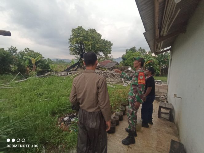 
					Diterpa Hujan Deras dan Angin Puting Beliung, Rumah Warga di Leuwisadeng Ambruk