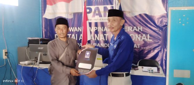 
					Daftar Ke PAN, Deden Mantan Kades Situwangi Ini Percaya Diri Maju Di PILKADA KBB