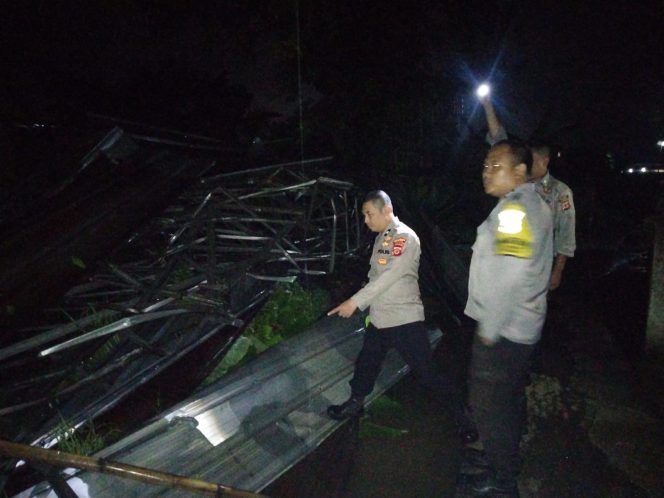 
					Polsek Leuwiliang Bersama Instansi Terkait Lakukan Pengecekan Serta Evakuasi Musibah Bencana Alam Angin Puting Beliung