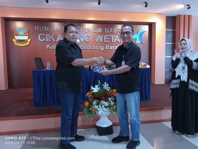 
					Kabag TU Dadang Hadarusman Purna Tugas, RSUD Cikalongwetan Gelar Acara Pelepasan Purnabakti