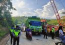 Personil Polres Muara Enim Melakukan Pengaturan Lalin Jalan Dekat Perlintasan Sebidang Rel Kereta Api Gunung Megang