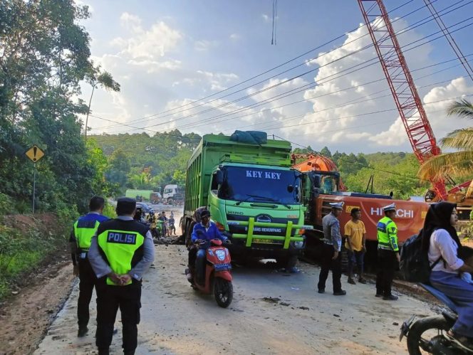 
					Personil Polres Muara Enim Melakukan Pengaturan Lalin Jalan Dekat Perlintasan Sebidang Rel Kereta Api Gunung Megang