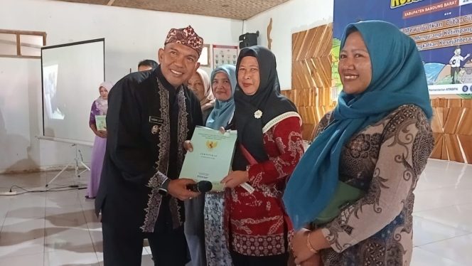 
					Kantor Pertanahan KBB Bersama Pemda Bandung Barat Serahkan 100 Sertifikat Tanah PTSL Kepada Masyarakat Desa Suntenjaya
