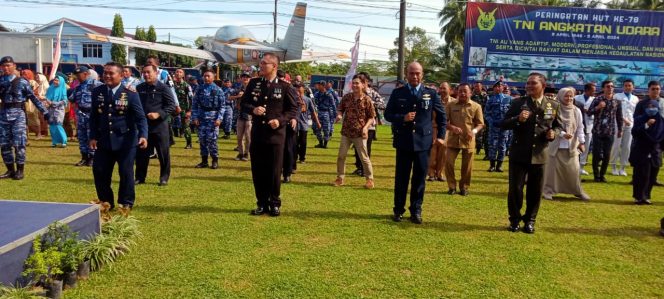 
					Usai Upacara HUT TNI AU, Lanud H.AS Hanandjoeddin Gelar Tarian Kolosal Bedincak Khas Bangka Belitung