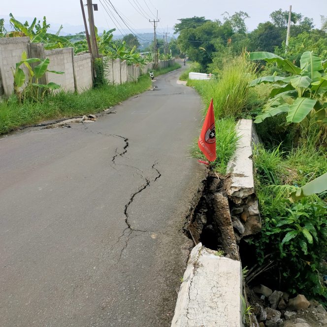 Jalan Tanjakan Keramik di Desa Leuwimekar Leuwiliang Nyaris Putus