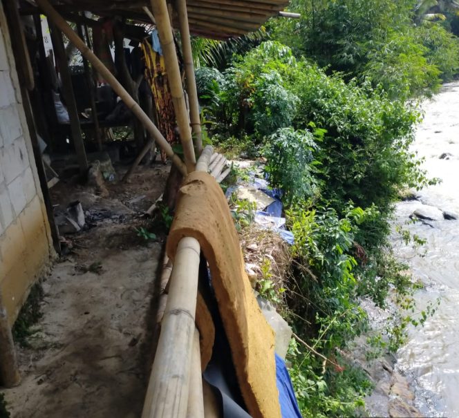 
					Kawasan Padat Pemukiman Kampung Liud yang Ada di Tebing Sungai Cikaniki Ancam Keselamatan Warga