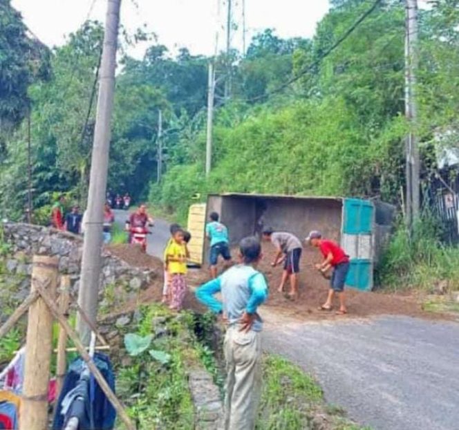 
					Diduga Tak Kuat Menanjak, Truk Pengangkut Pasir Terbalik Di Tanjakan Ciangsana Tenjolaya