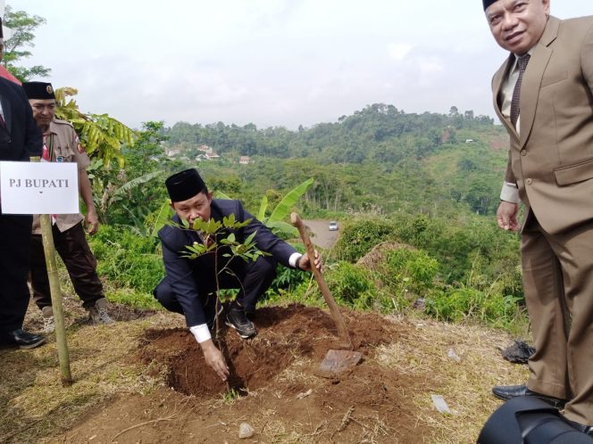 
					Di Hari Pendidikan Nasional 2024, Ravindra Airlangga Sumbangkan Ribuan Bibit Pohon Buah di Sukajaya