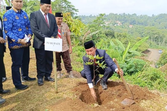 
					Jaga Komitmen Peduli Lingkungan, Pj. Bupati Bogor Ajak ASN Lakukan Penanaman Pohon