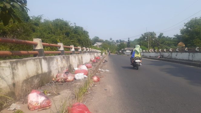 
					Miris! Jembatan Penghubung Dua Kecamatan Jadi TPS Sembarangan, UPT Kebersihan Terkesan Tutup Mata