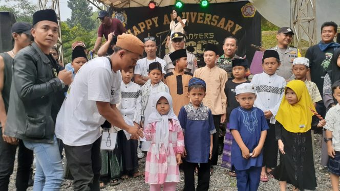 
					Anniversary ke 13, Slanker Bogor Ampera Gelar Santunan Anak Yatim