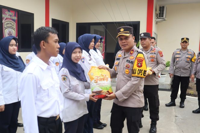 
					Sambut HUT Bhayangkara Ke 78, Kapolres Muara Enim Berikan Tali Asih Kepada PHL Polri