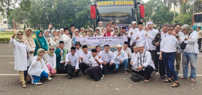 
					Sekdis Kominfo Melepas Rombongan Majlis Taklim Balai Wartawan Depok Wisata Religi ke Suryalaya