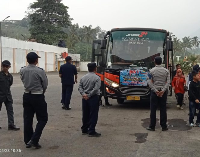 
					Guna Memastikan Keselamatan Para Pengunjung, Dishub dan Polres Garut Lakukan Pengecekan Kendaraan Bus Pariwisata
