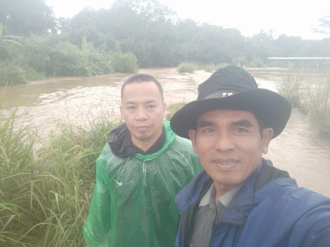 
					Kades Babakan Dan Sekcam Ciseeng Tinjau Lokasi Terdampak Banjir Akibat Luapan Kali Cibeuteung
