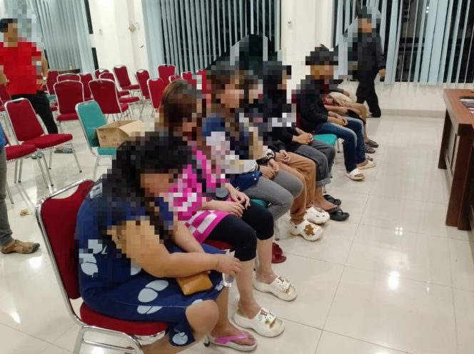 
					Kontrakan di Cibungbulang yang Diduga Dijadikan Tempat Prostitusi Online di Gerebek Warga, 9 Pelaku Diamankan Pihak Berwajib