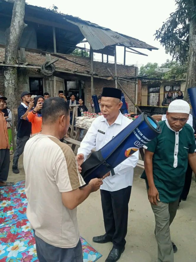 
					Pj. Sekretaris Daerah Kota Tanjungbalai Berikan Sejumlah Bantuan Kepada Warga Korban Kebakaran