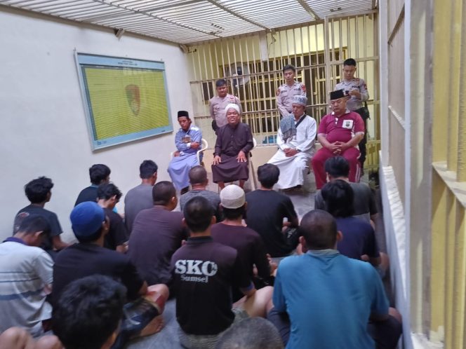 
					Tahanan Polres Muara Enim Diberikan Bimbingan Rohani dan Mental