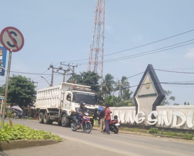 
					Sering Cekcok Dengan Sopir Karena Langgar Jam Operasional, Warga Hadang Laju Truk Tambang