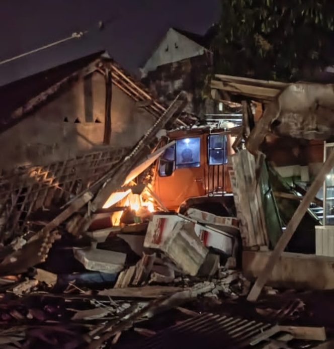 
					Truk Angkutan Tambang Seruduk Warung Milik Warga di Parungpanjang