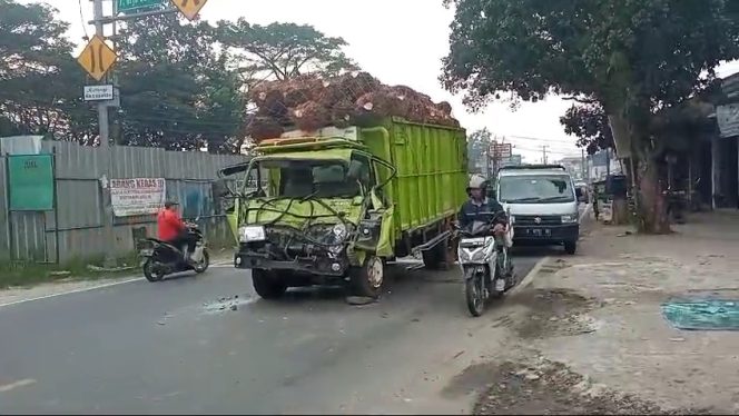 
					Lakalantas di Jl. Raya Cibeber- Leuwiliang, Truk Pengangkut Kelapa Sawit Hantam Ekor Mobil Matrial