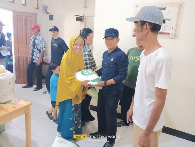 
					Pemdes Putatnutug Salurkan Bansos Beras Kepada 1.290 KPM