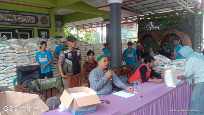 
					Anggota Satpol-PP Ciseeng Dampingi Penyaluran Bansos Beras di Desa Cibeuteung Muara