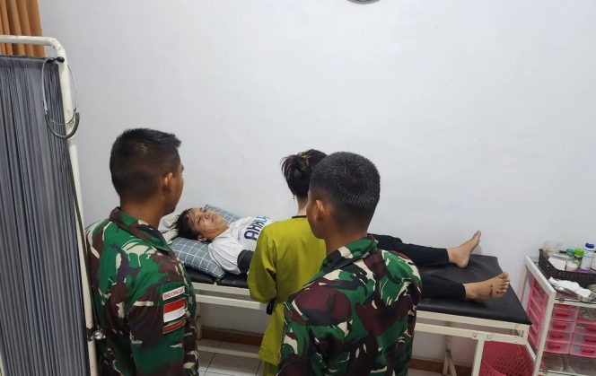 Aksi Sigap Prajurit Yonif 141/AYJP Bantu Warga Kecelakaan