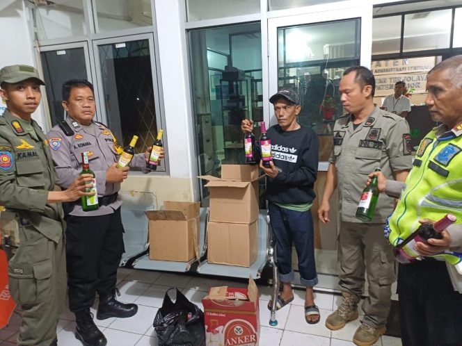 
					Gabungan Polsek Ciampe Sita Puluhan Botol Miras Berbagai Merk