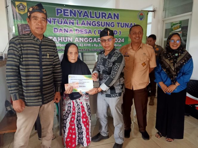 
					Pemdes Cihowe Salurkan BLT-DD Triwulan Satu Pada 43 KPM