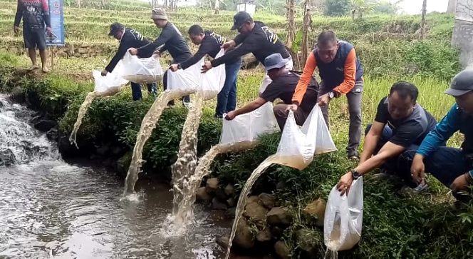 
					Jaga Ekosistem Dan Pelestarian Lingkungan, Jurnalis Fishing Indonesia (JFI) Bersama Pemcam Pamijahan Gelar Aksi Tebar Benih Ikan Di Kali Babakan Pasar
