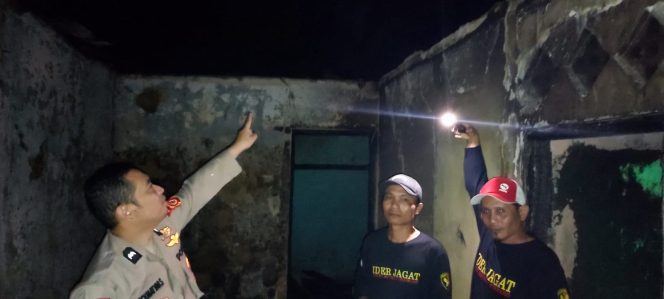 
					Kapolsek Leuwiliang Cek Lokasi TKP Rumah Warga yang Kebakaran di Cibeber