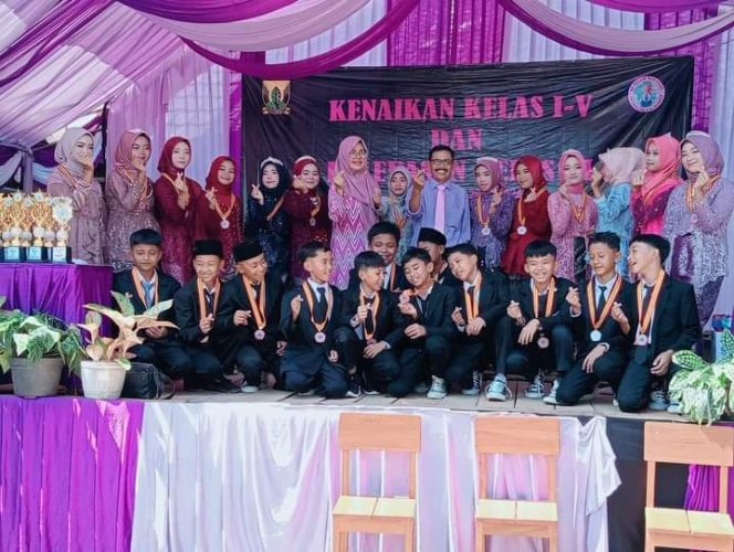 
					Suasana Pelepasan Siswa Di SDN Sukasari Kalibunder Berlangsung Haru