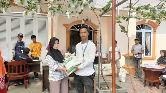 Pemdes Sukamaju Salurkan Bantuan Pangan Beras Pada 1.046 KPM, Warga Sumringah