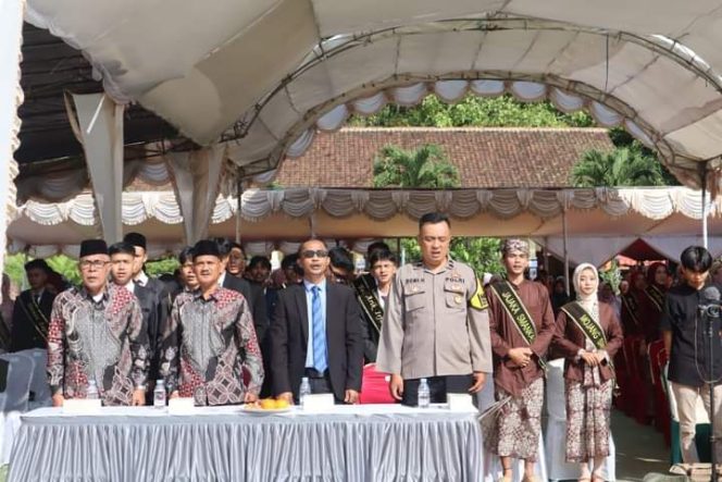 
					Wisuda Paturay Tineung Siswa Angkatan 17 SMAN 1 Kalibunder “Destined For Greatness”