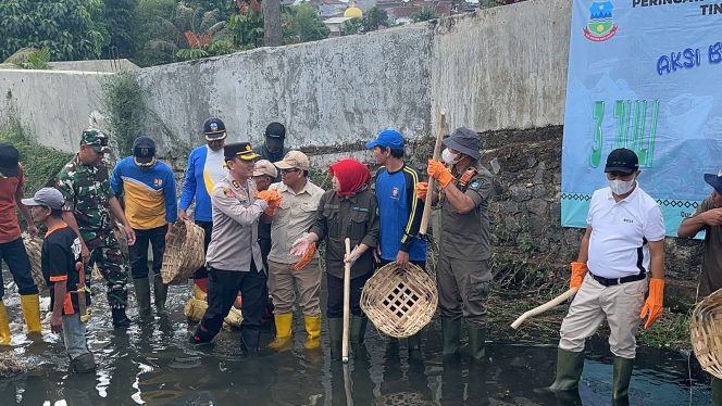 
					Peringati Hari Lingkungan Hidup Sedunia, Kapolres Garut Bersama Forkopimda Lakukan Aksi Bersih Sungai Cikendi