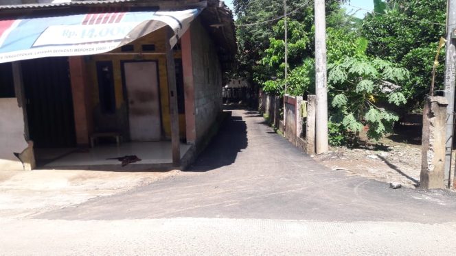 
					Realisasikan Dana Desa, Pemdes Cikahuripan Hotmix Jalan Lingkungan