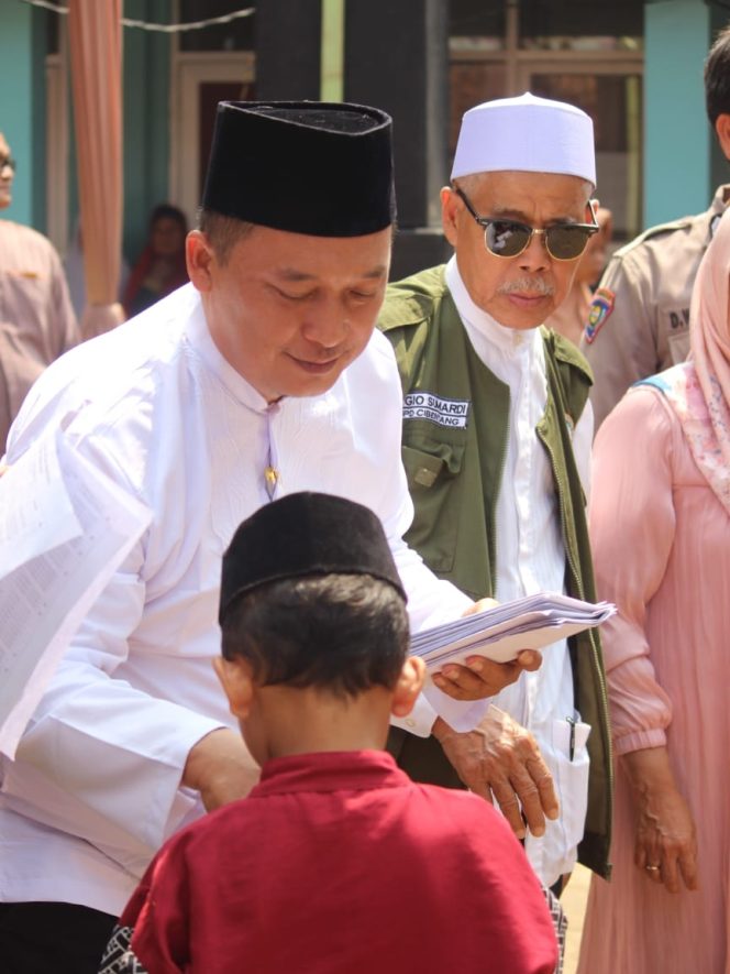 
					Hasil Celengan Warga, Pemdes Cibentang Santuni Ratusan Anak Yatim dan Duafha