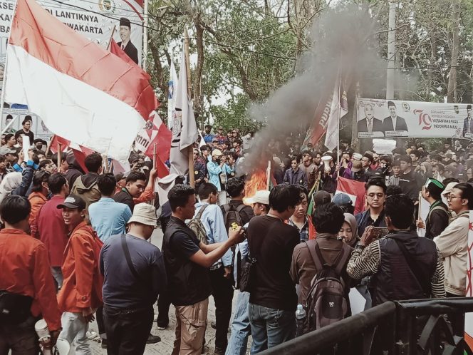 
					Unjuk Rasa dari Aliansi BEM Se-Purwakarta, Prosesi Negosiasi Alot, Akhinya Diterima Ketua Sementara DPRD dan Perwakilan Fraksi