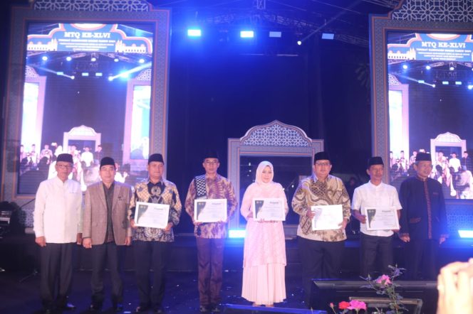 
					Pj Bupati Bogor Serahkan Trophy Juara MTQ Kepada Camat Cibinong Acep Sajidin Atas Juara Umum MTQ ke 46