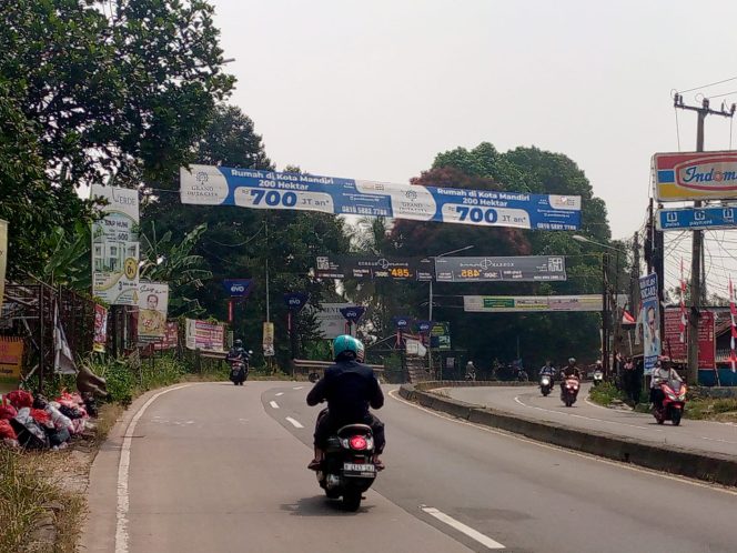 
					Jalan Raya Kemang-Bogor Jadi TPS Liar dan Pemasangan Spanduk Tak Berijin
