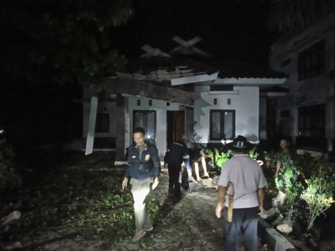 
					Hujan Deras Disertai Angin Kencang, Rumah Dinas Camat Leuwiliang dan Satu Unit Kendaraan Tertimpa Pohon Tumbang