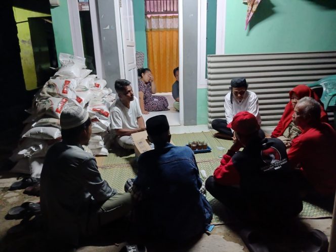 
					Cawabup Bogor Kang Mus Berikan Bantuan Pada Korban Angin Puting Beliung di Desa Cimayang dan Situhilir